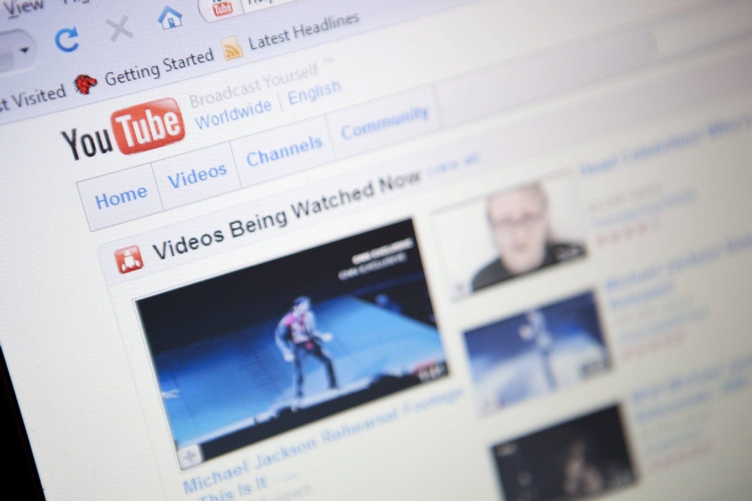 Tausende unsichtbare Clickworker löschen Hass-Kommentare und filtern pornografische Inhalte auf Videoplattformen wie Youtube heraus.