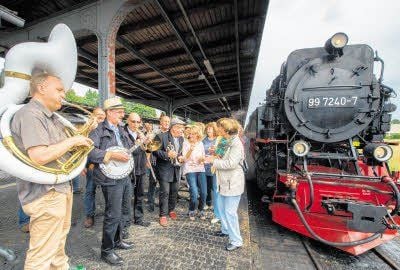 Kurz vor Abfahrt des Dixie-Trains nach Silberhütte gab „Wosnitza’s Little Jazz Orchestra “ aus Lahnstuhl eine kleine Probe seines Könnens auf dem Bahnsteig.