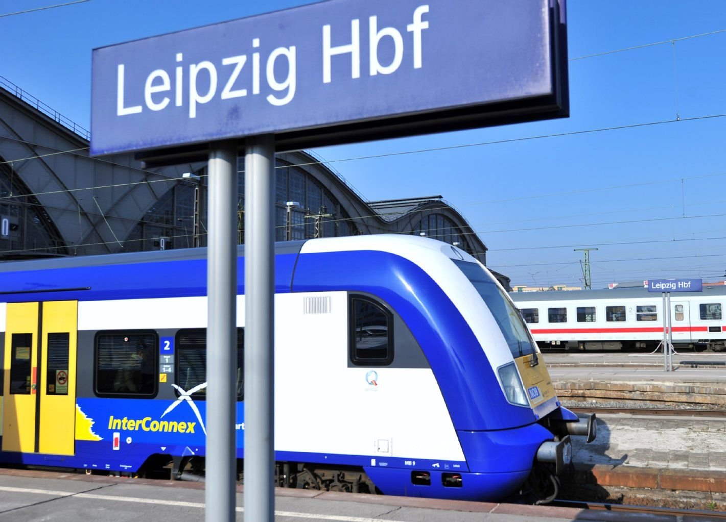 Ein InterConnex Zug verlässt den Leipziger Hauptbahnhof.