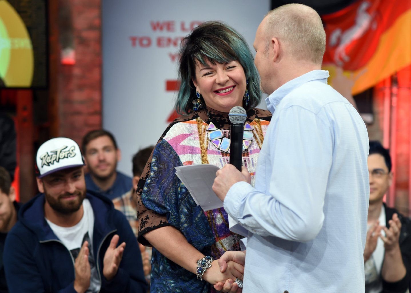 Miss Platnum tritt für Berlin an und singt "Hüftgold".