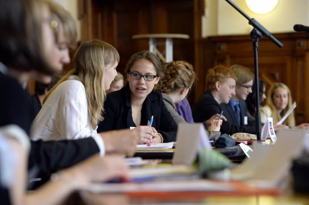 Die Schüler diskutieren eifrig über die Ideen der Ausschüsse.