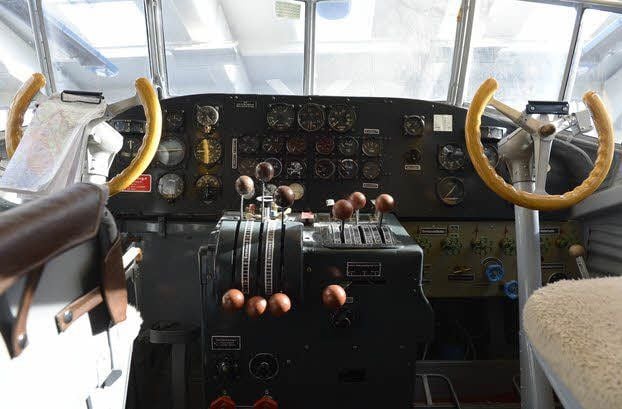 Wertarbeit - einen Eindruck vermittelt der Blick ins Cockpit der Maschine. Die Junkers im Technik-Museum Dessau wird nicht nur bestaunt, sondern jede Woche von einem Fachmann der Ju 52-Arbeitsgemeinschaft inspiziert.