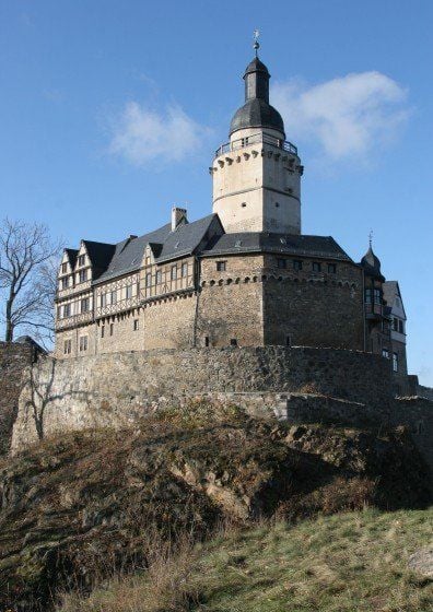Die zwischen 1120 und 1180 erbaute Burg Falkenstein im Landkreis Harz gehört zu den meistbesuchten Sehenswürdigkeiten der "Straße der Romanik". Sie durch den Sachsenspiegel, das älteste deutsche Rechtsbuch, weit über die Landesgrenzen hinaus bekannt.