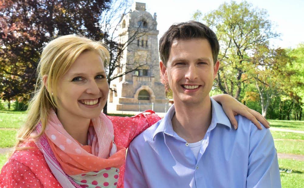 Fühlen sich mit dem Bismarckturm (im Hintergrund) eng verbunden: Hier haben sich Sarah Peege und Michael Spengler kennengelernt.