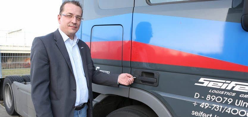 Mario Wolter, Betriebsleiter bei der Spedition Seifert-Logistics im Gewerbegebiet Zorbau (Burgenlandkreis) an der A 9, zeigt das aufgebrochene Türschloss eines Lastwagens