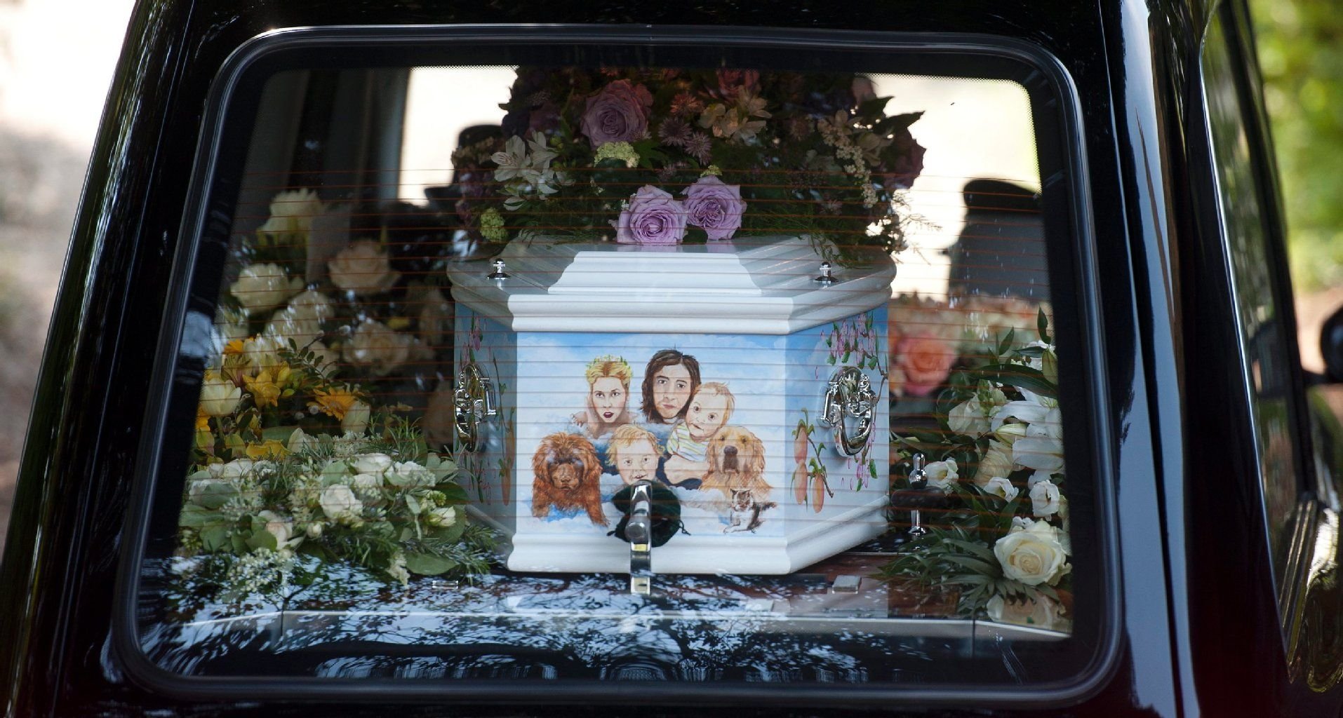 Der Sarg von Peaches Geldof ist mit einem Familienporträt verziert. Hierauf sind sie, ihre beiden Söhne, der Ehemann und die beiden Familienhunde abgebildet.
