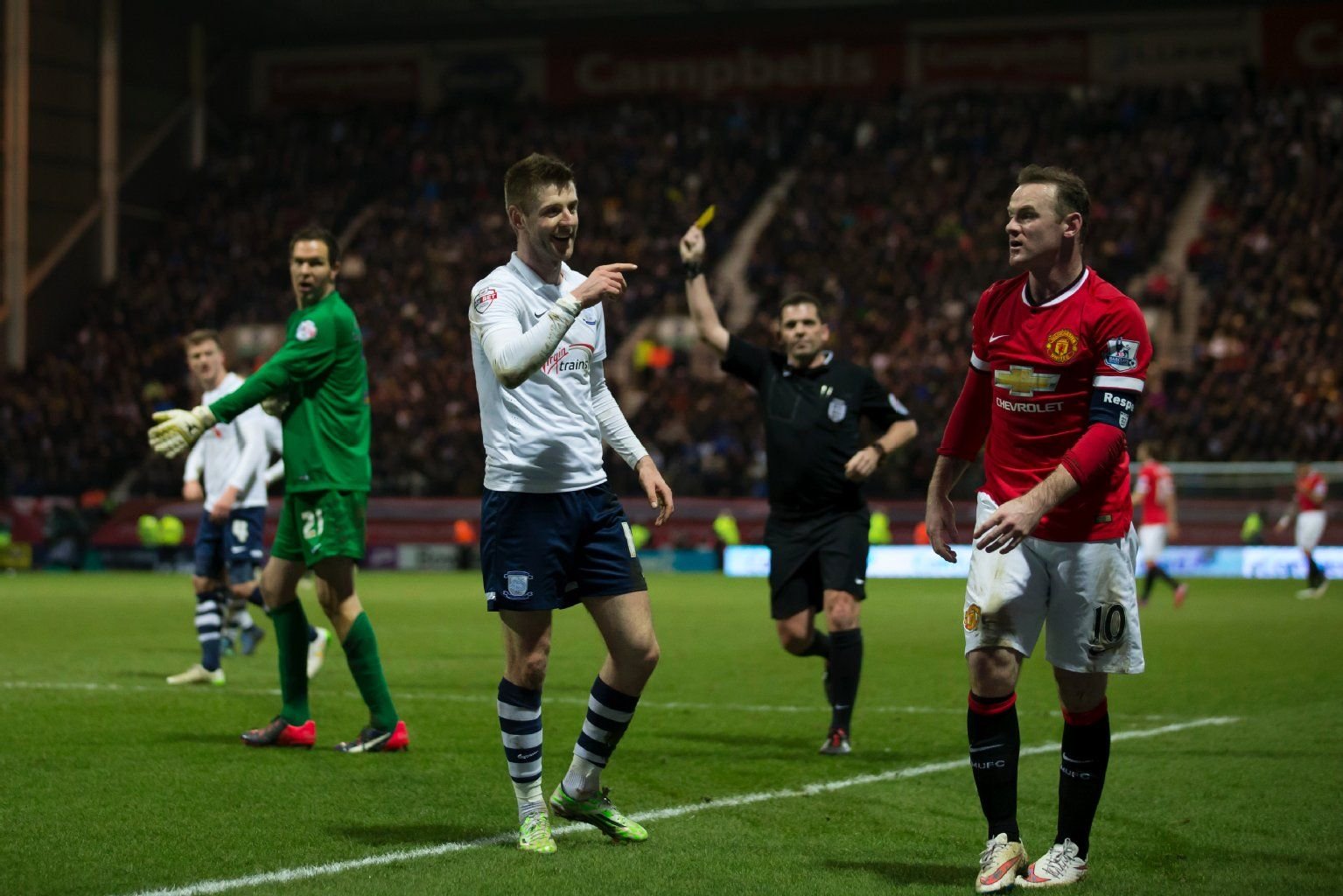 Die Elfmeter-Entscheidung zugunsten von ManU-Star Wayne Rooney löste bei Gegenspieler Paul Gallagher keine besonders große Freude aus.