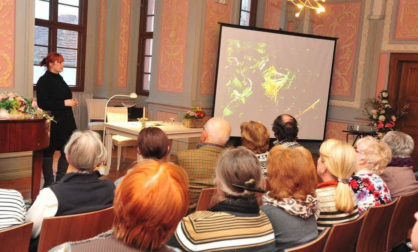 Viele Zuhörer interessieren sich für Buch und Diashow im Fürstenhaus.