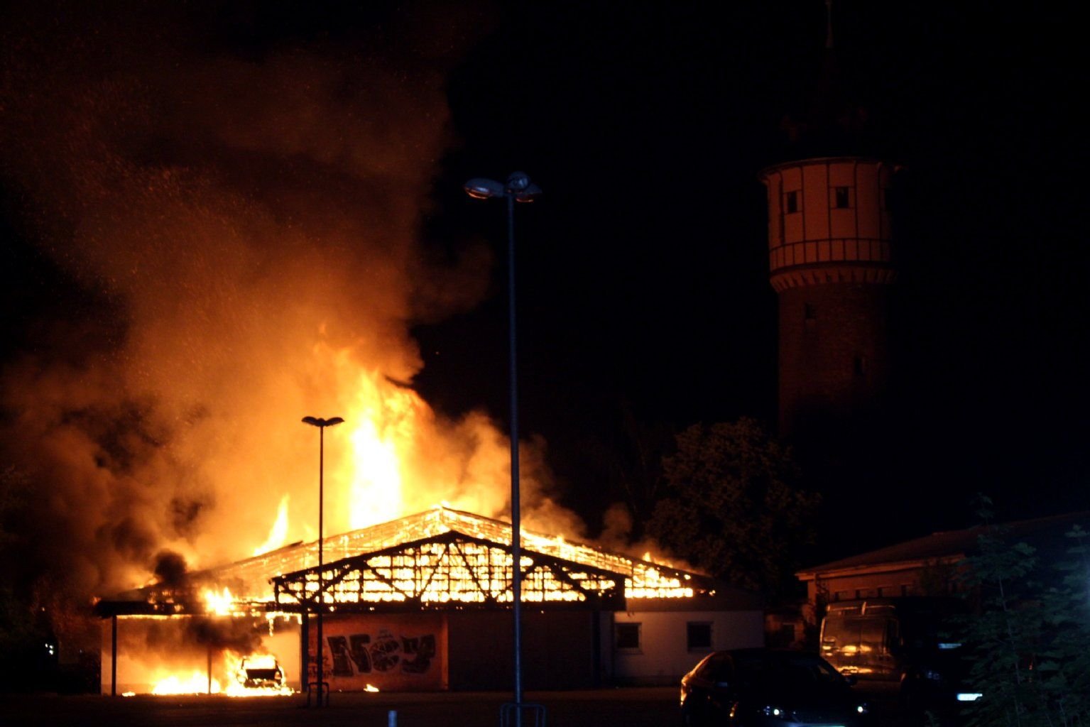 In der Nacht zum Dienstag brannte der ehemalige Lidl-Markt nahe dem Wasserturm bis auf die Grundmauern nieder.