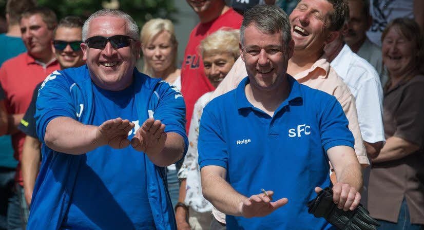 Kleine Tanzeinlage vor dem Start: Thomas Auert und Helge Bräuer machten sich auch als Cheerleader am Streckenrand nicht schlecht.