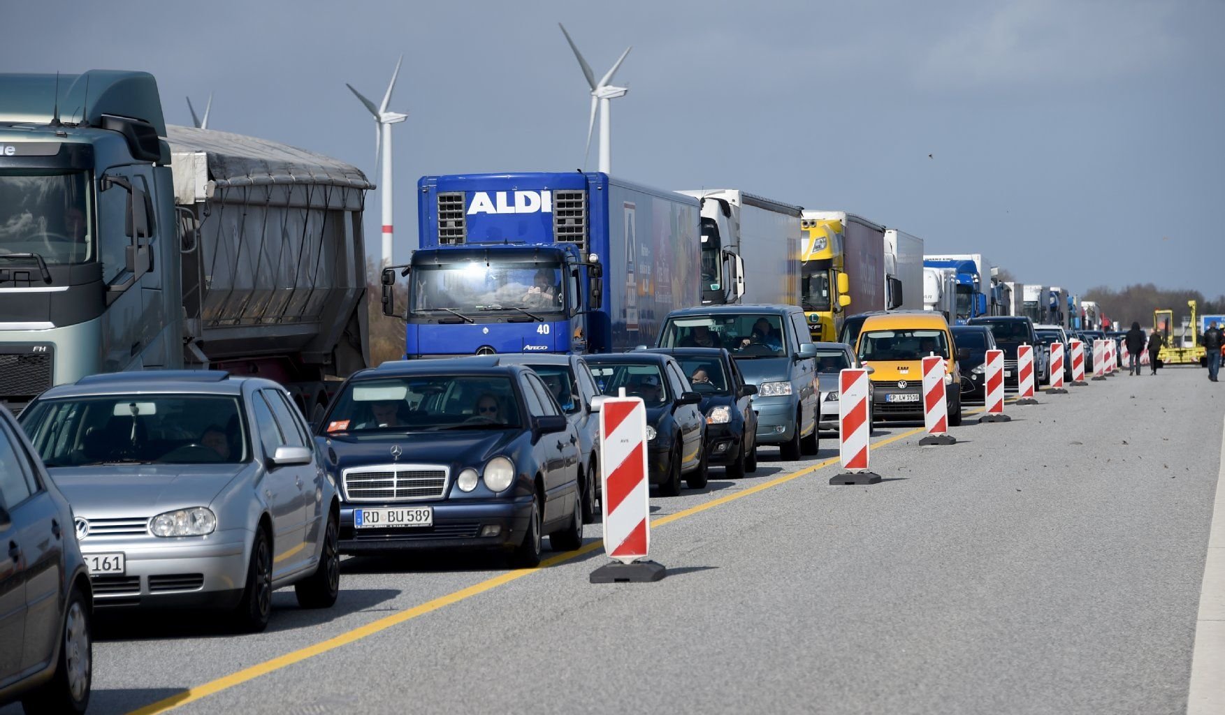Der Mindestlohn für Lkw-Fahrer auf der Durchreise bringt der Bundesregierung Ärger mit der EU-Kommission ein.