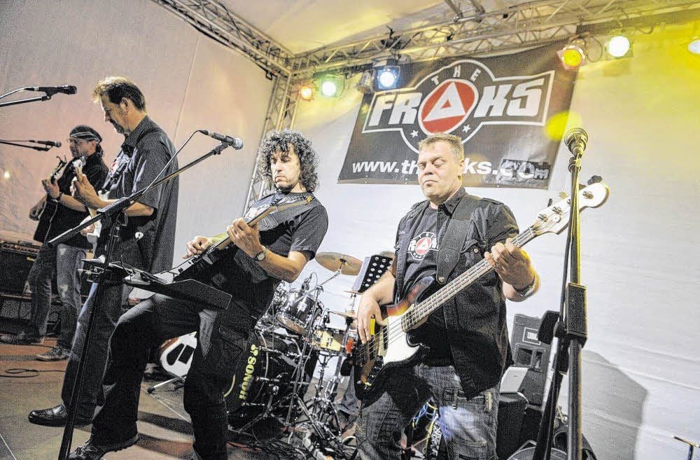 Die Musiker um Siggi Queck begeisterten ihr Publikum auf dem Köthener Markt mit Rockmusik der 70er Jahre.