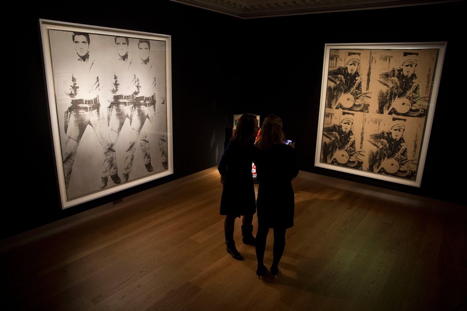 Im Schauraum des Auktionshauses Christie’s in New York: Die beiden Warhol-Werke der Westdeutsche Spielbanken GmbH & Co. KG