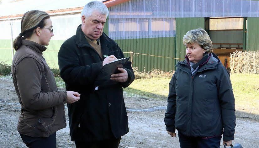 Ramona Pede und Eberhard Mertens, links daneben Reiterhofchefin Astrid Gronewold, schauten den Prüflingen ganz genau auf die Finger.