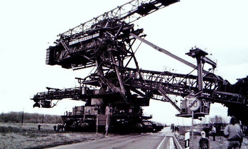 Am 22. Januar 1993 überquert der Bagger 1521 die Bundesstraße 100 auf seinem Weg von Gröbern nach Golpa-Nord.