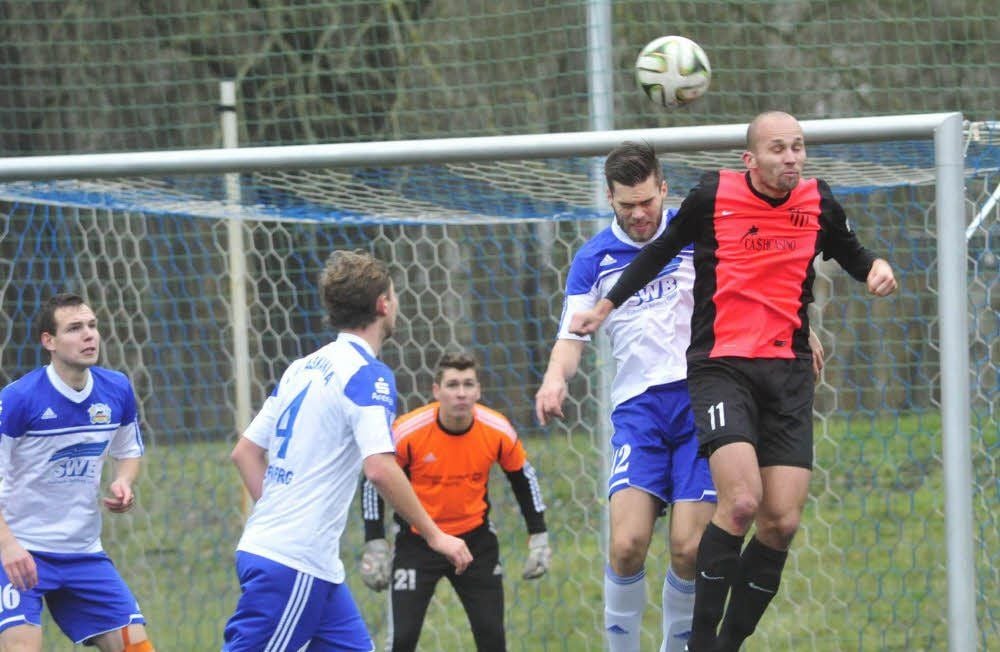 Martin Salis (2. von rechts) klärt den Ball vor dem Neugersdorfer Josef Nemec. Kevin Wolschke (von links) , Matthias Buszkowiak und Askania-Torwart Andy Schiller beobachten das Kopfballduell angespannt.