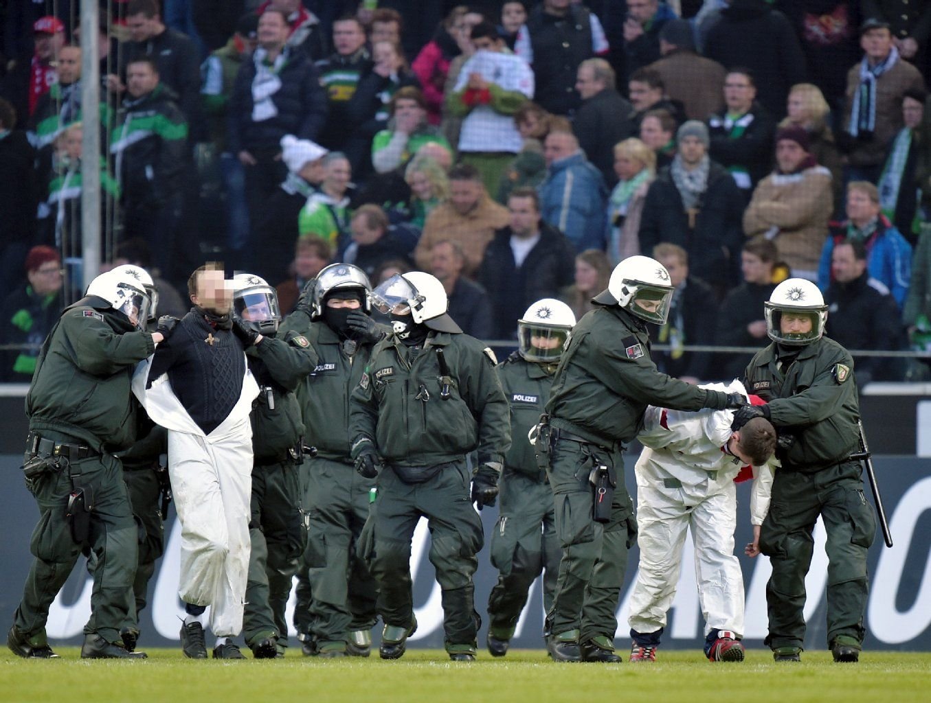 Die Polizei konnte zwei Platzstürmer festnehmen.