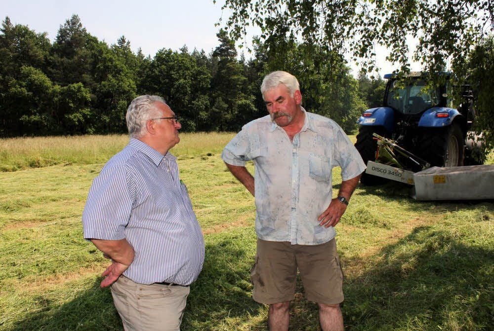 Roland Jungmann (r.) im Gespräch mit Heinz Vierenklee auf einer Fläche der APH Hinsdorf .