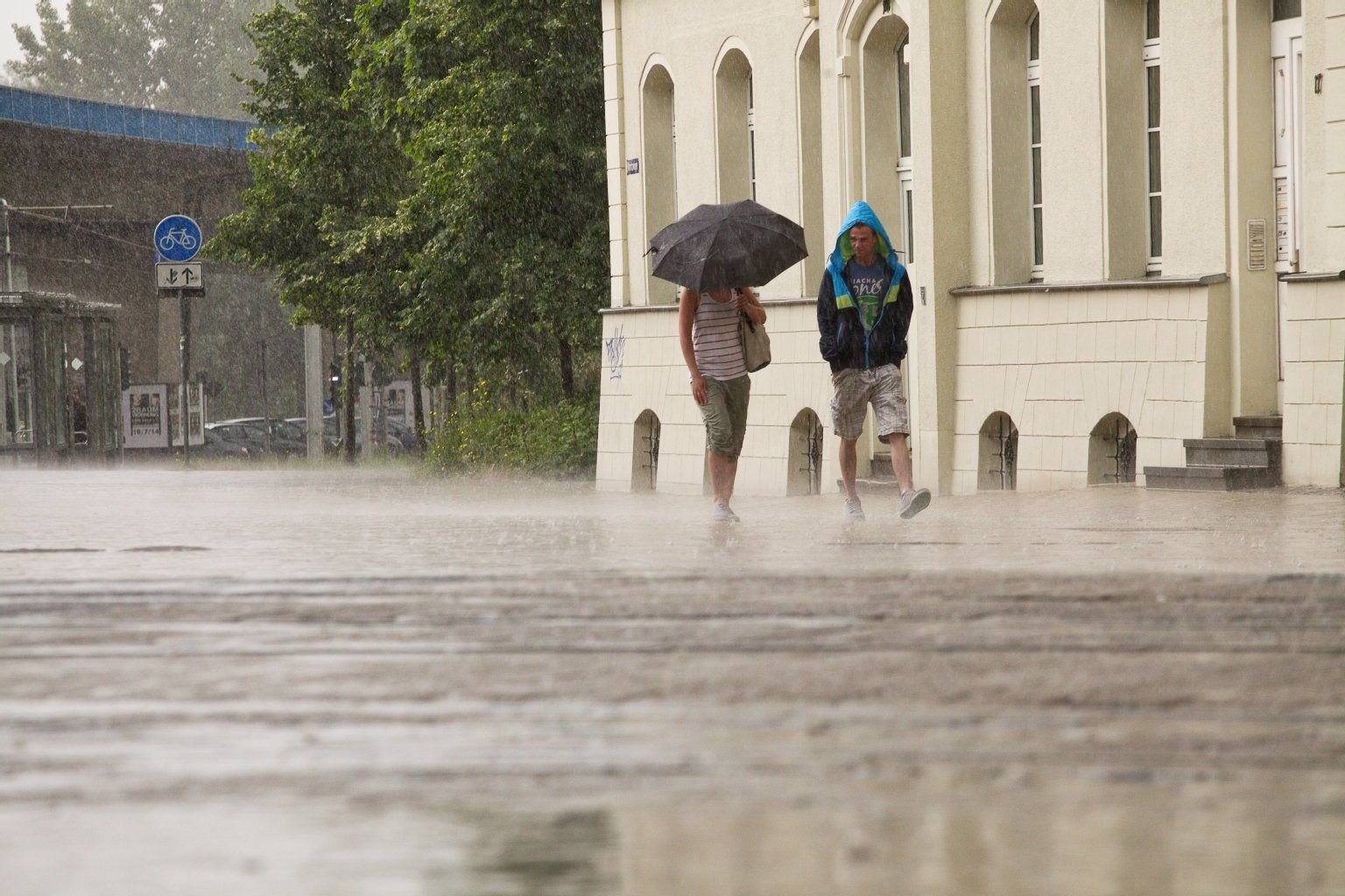 Fußgänger und Autofahrer in Halle wurden von dem Unwetter überrascht.