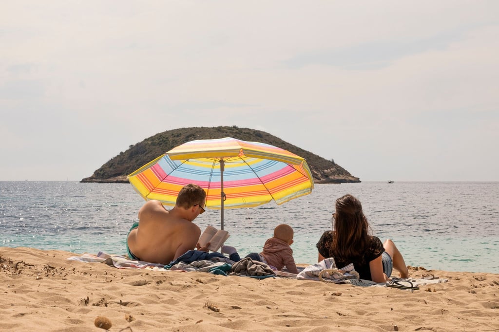 Unbeschwerte Tage ohne Corona - das versprechen derzeit viele Urlaubsinseln im Mittelmeer. Der Wettkampf um die Touristen hat begonnen.