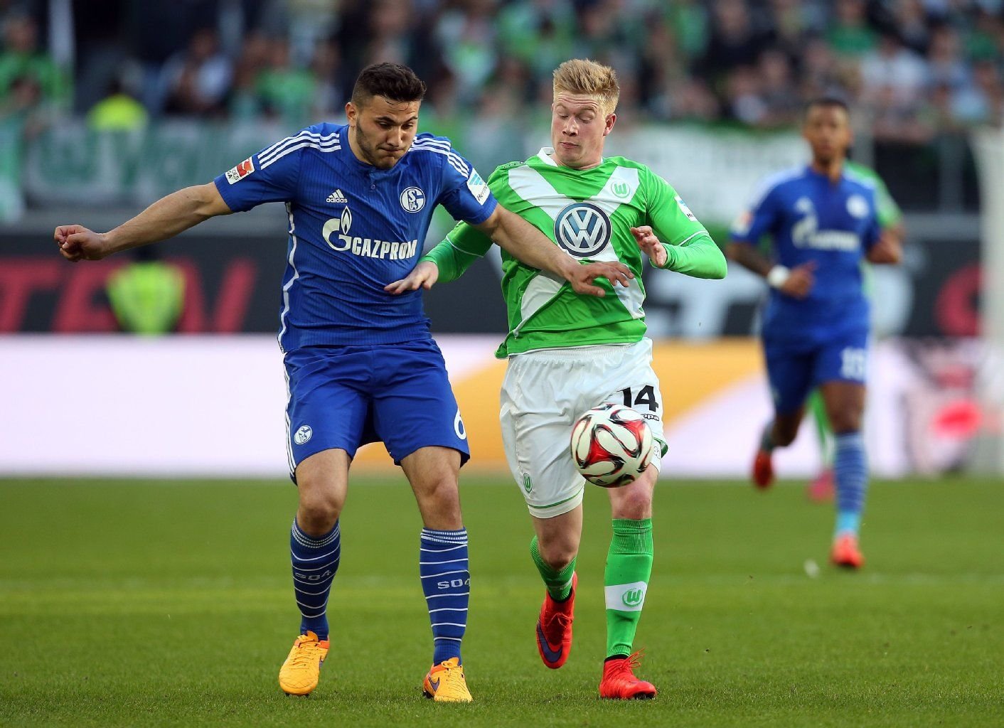 Sead Kolasinac im Zweikampf mit Kevin der Bruyne.