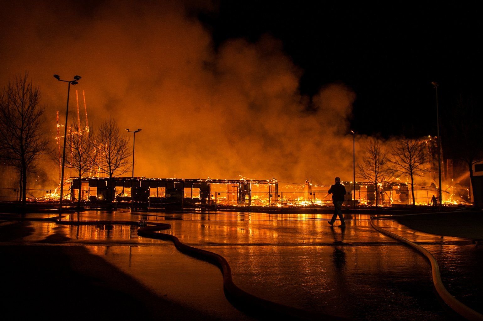Die Viehauktionshalle in Weimar (Thüringen) ist in der Nacht vollständig abgebrannt. Der fast 2.500 Quadratmeter große Fachwerkbau stand nach Polizeiangaben in vollem Ausmaß in Flammen und konnte nur noch kontrolliert runterbrennen.