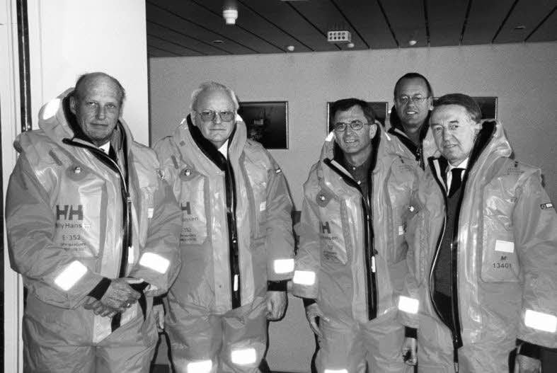 1998 besuchen König Harald V. von Norwegen, Bundespräsident Roman Herzog, Harald Norwig (Statoil), Holst und Burckhard Bergmann die Ölplattform Troll.