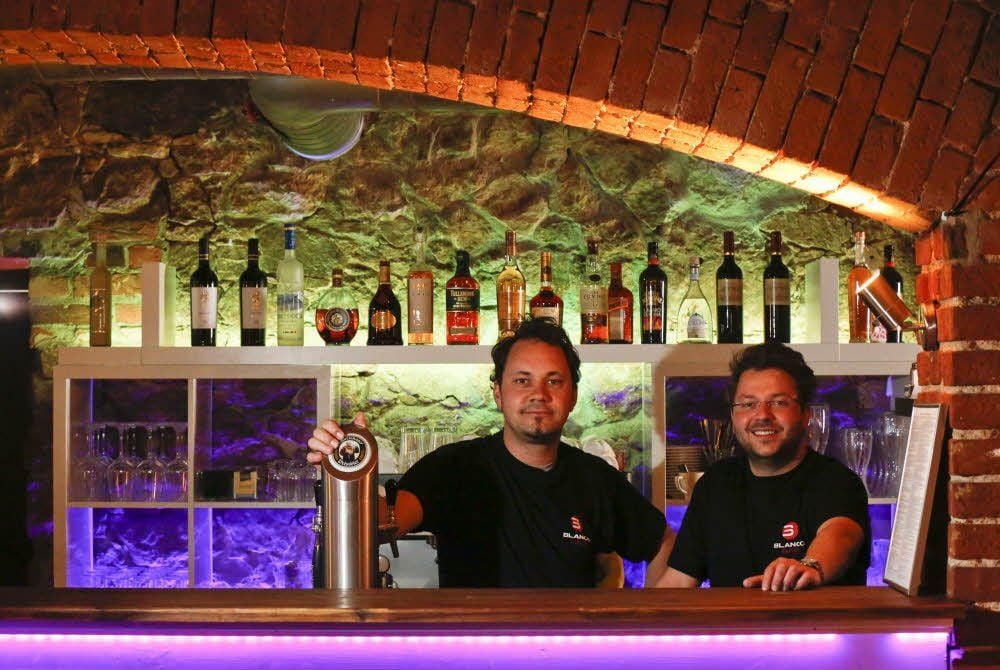 Am Tresen in der Blanco-Bar: Andreas Hübler (l.) und Sebastian Schieferdecker (r.) haben das ehemalige Mojo am Harz wieder aufgepeppt - mit Licht, Farbe und einem neuen Konzept.