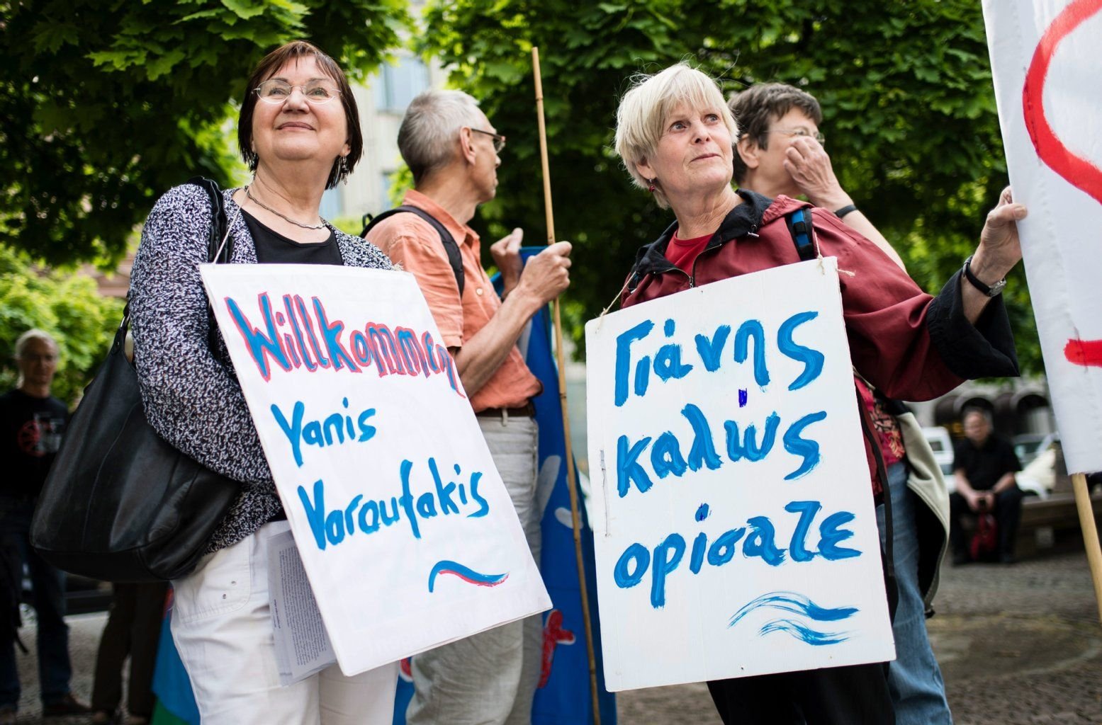 Aktivisten des "Bündnis Griechenlandsolidarität Berlin" demonstrieren mit Schildern (L: "Willkommen Yanis Varoufakis" R: "Yanis Herzlich Willkommen") am 08.06.2015 auf dem Gendarmenmarkt in Berlin.