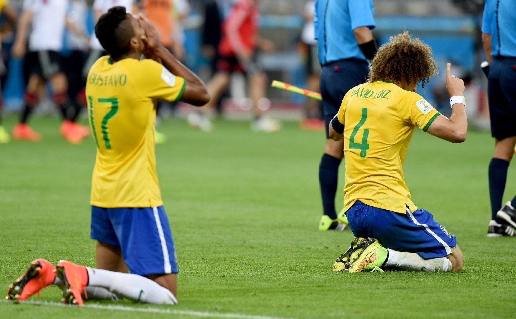 Luiz Gustavo (l.) und David Luiz möchten die Schmach von Belo Horizonte zumindest ein wenig vergessen machen.