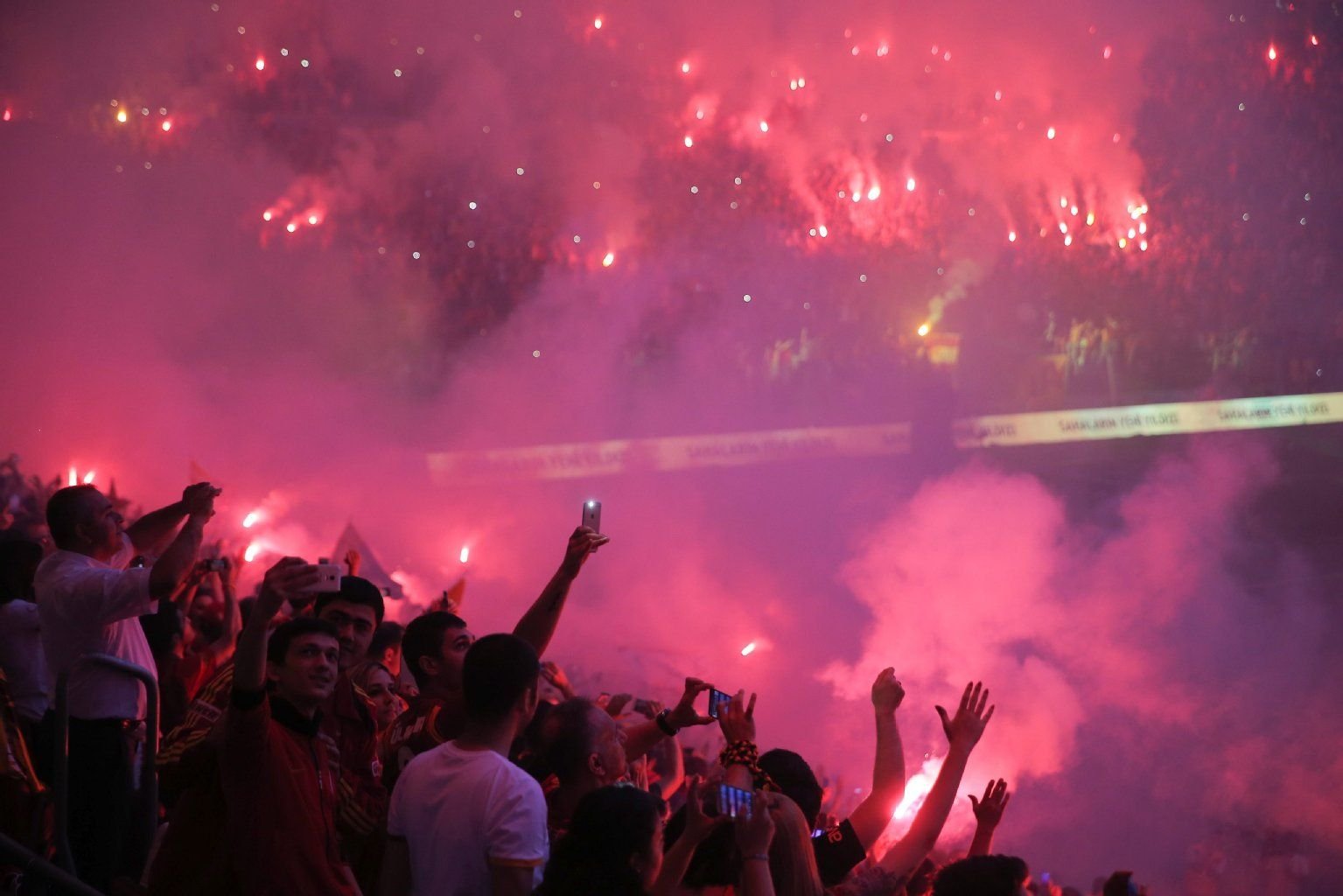 Auf der Meisterfeier von Galatasaray Istanbul fackelten die Fans auf dem Rängen in Pyro-Feuerwerk ab.