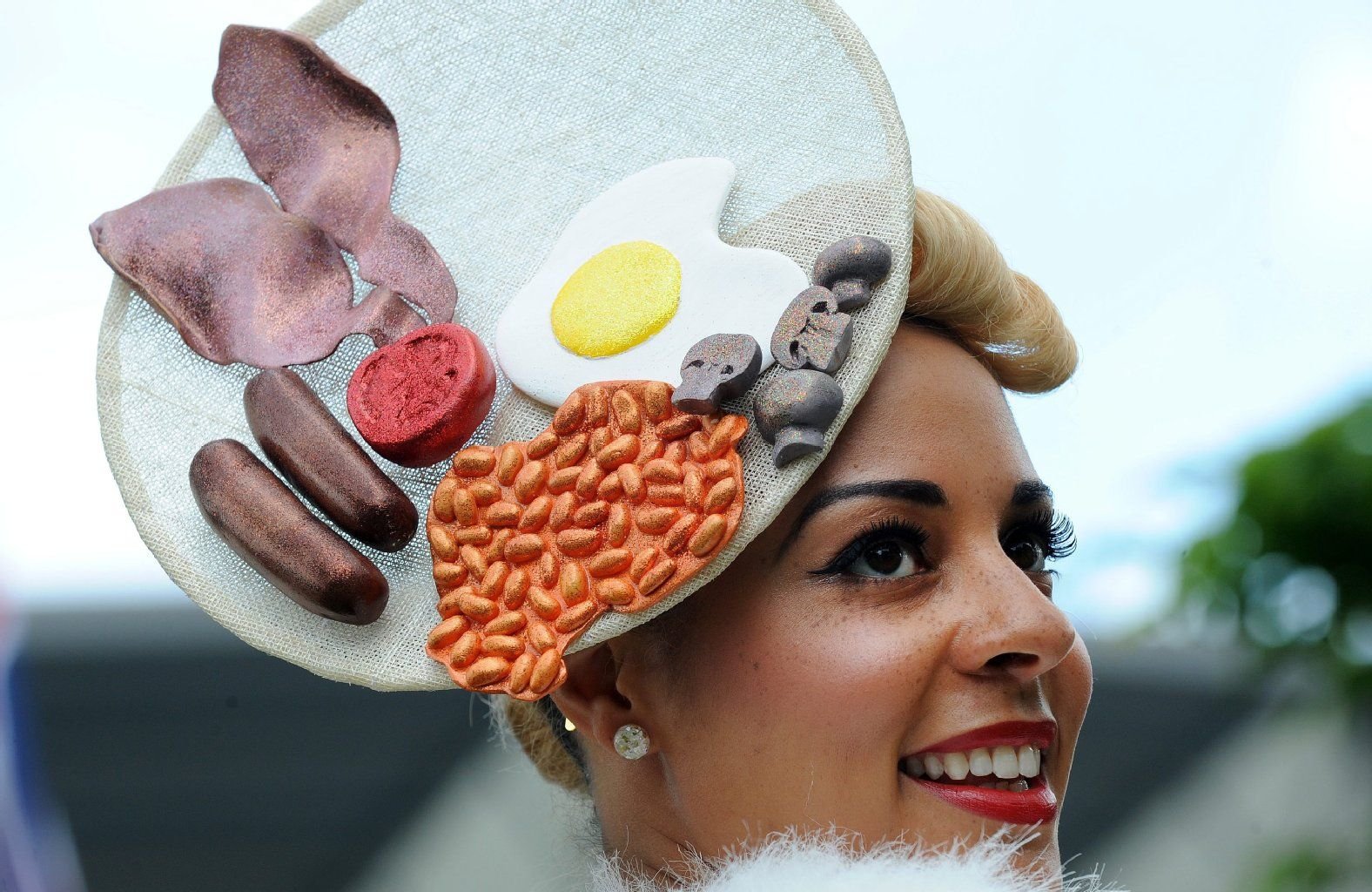 Als Kopfschmuck akzeptabel, als Frühstück eignet sich die englische Variante eher nicht so gut: englische Sausages, gebratener Speck, Baked Beans und pochierte Eier.