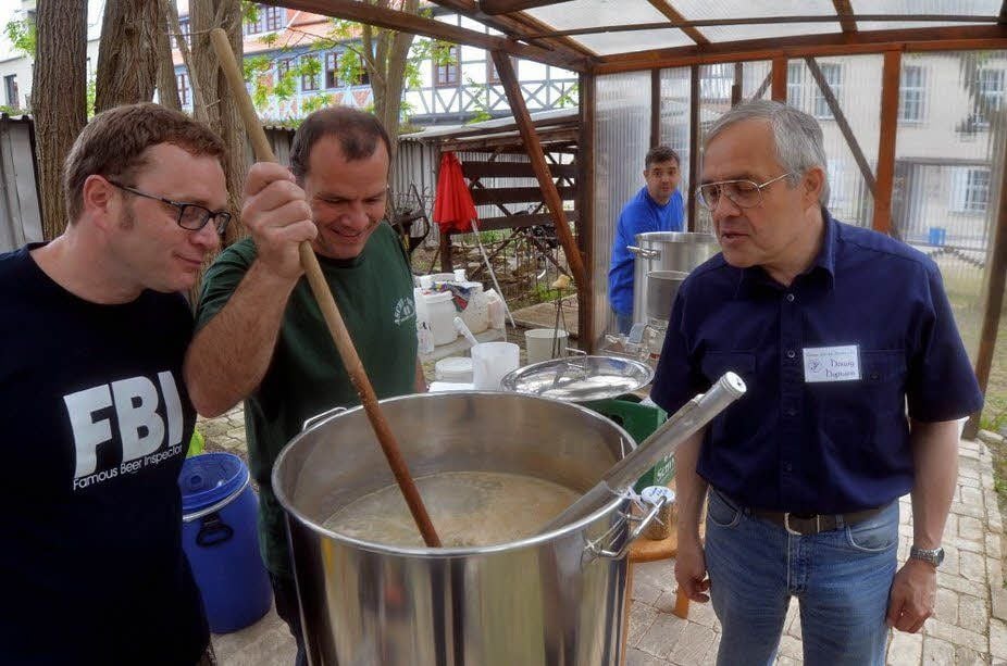 Schaubrauen am Halken in Aschersleben. Herwig Hofmann vom Verein "Zukunft für den Halken" schaut Lars Wiegmann (Mitte) zu, der ein Roggenbier herstellt. Thomas Hertel ist ebenfalls ein privater Brauer, der die Bierproduktion in kleinen Mengen als Hobby für sich entdeckt hat.