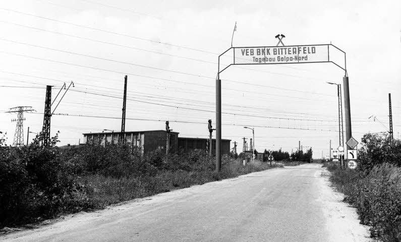 1976: Die Einfahrt nach Golpa-Nord existiert auch heute noch. Es ist die Straße auf dem Weg in die Baggerstadt Ferropolis.
