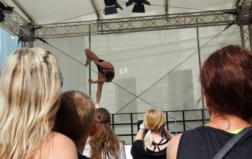Cornelia Liebert, Chefin der Pole Friends Halle, bei ihrer Darbietung auf der Gesundheitsbühne. Bild unten: Das Publikum war von der atemberaubenden Akrobatik begeistert.