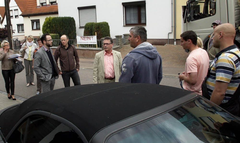 Vertreter vom Landkreis (von links, Mitte Sozialamtsleiter Robert Grünewald) im Gespräch mit den Anwohnern der Martha-Brautzsch-Straße.
