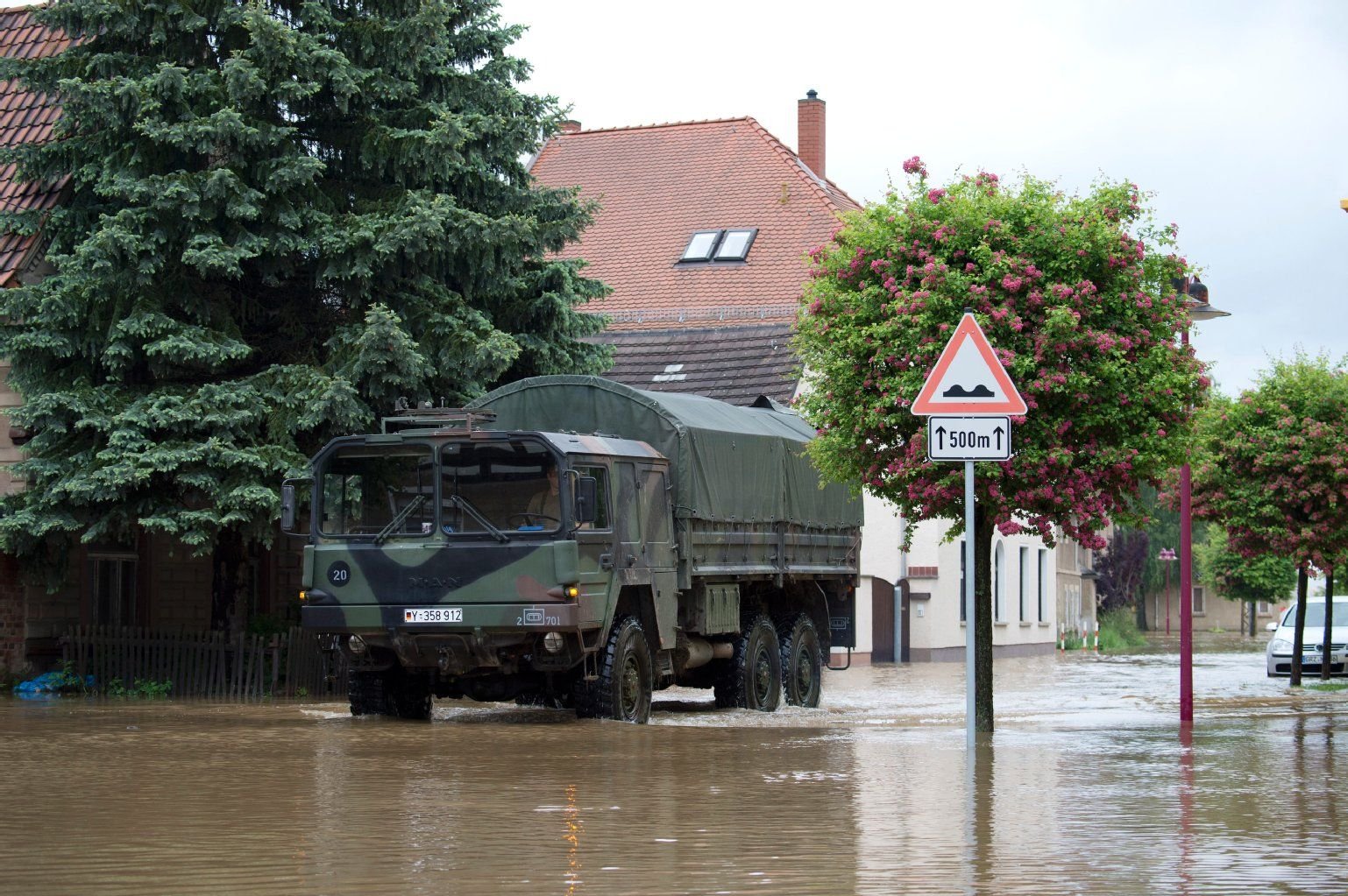 Ein Lastwagen der Bundeswehr fährt auf einer vom Hochwasser der Weißen Elster überspülten Straße durch Caaschwitz (Thüringen).