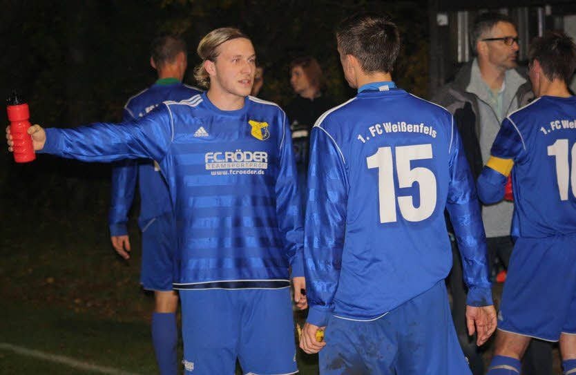 Tom Unholzer (links) und Mario Rützel (Nr. 15) haben im Spiel bei Oberligist Lokomotive Leipzig Redebedarf.