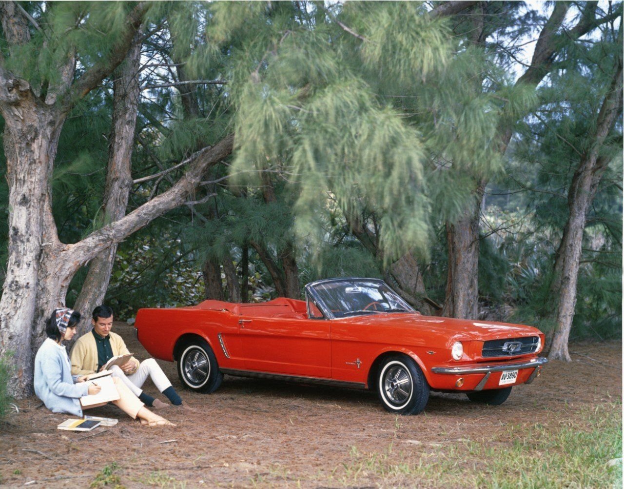 Am 17. April 1964 feierte der Mustang in New York seine Weltpremiere. Mit großem Erfolg: 400.000 Mal verkaufte sich der Sportwagen von Ford im ersten Jahr.
