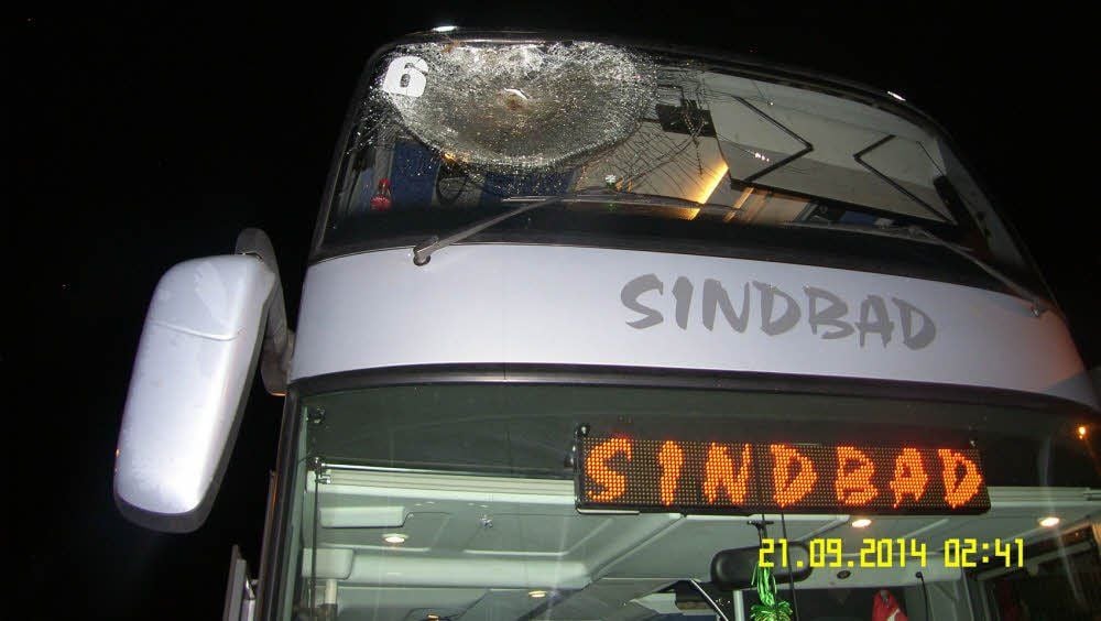 Der Doppelstock-Bus wurde am Sonntag von einer Zuckerrübe an der Panoramascheibe getroffen.