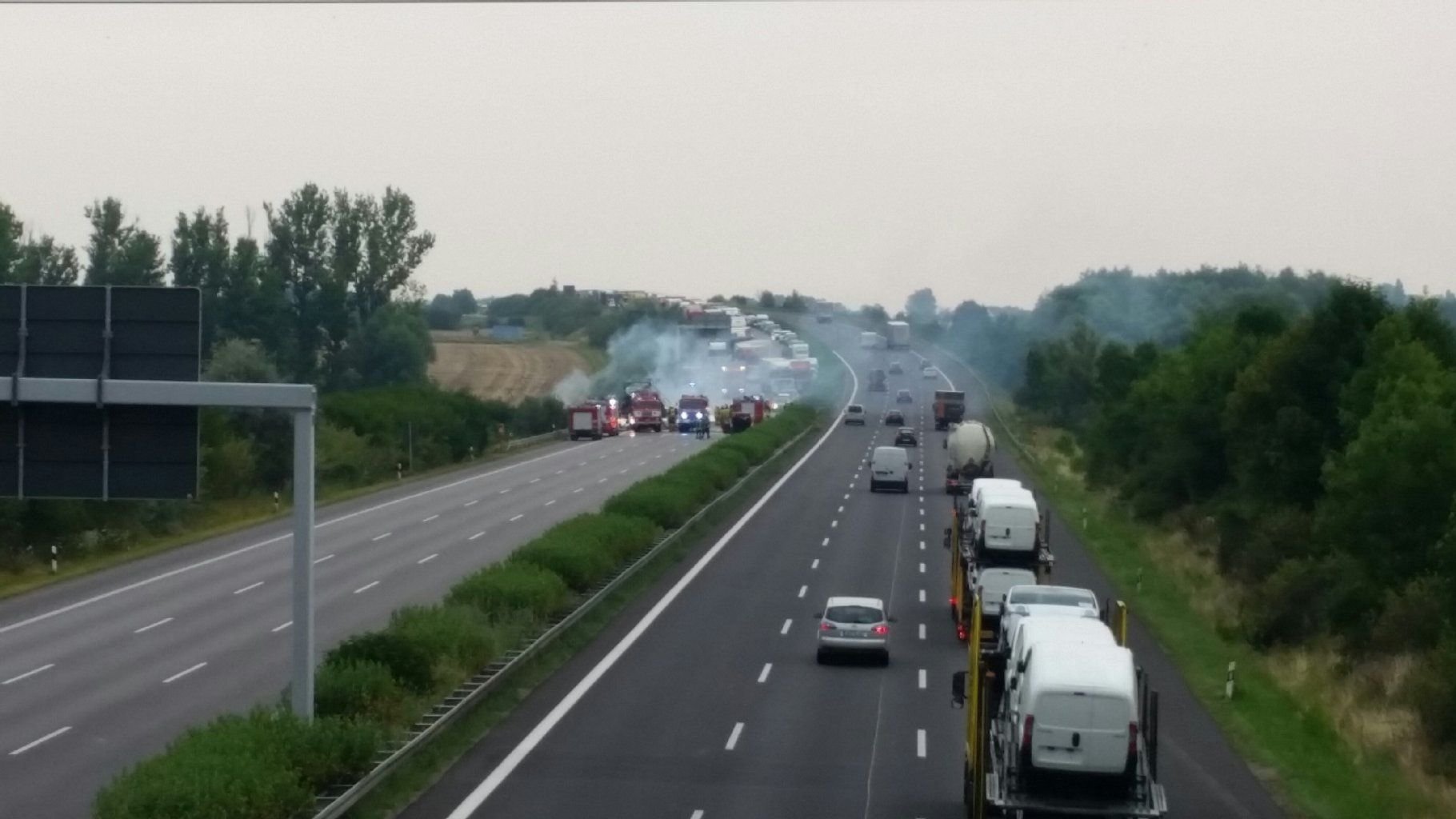 Auf der Autobahn 9 bei Bad Dürrenberg ist am Montagmorgen ein Lkw in Brand geraten.