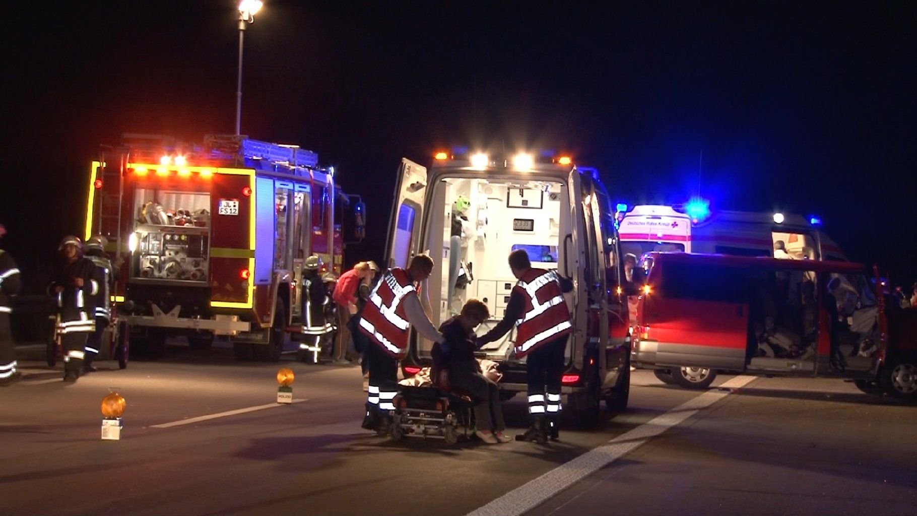 In der Nacht zum Freitag ereignete sich auf der Autobahn 2, in Richtung Berlin, ein schwerer Verkehrsunfall mit vier schwerverletzten und einer leicht verletzten Person.
