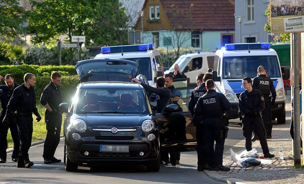 Die Polizei in Aschersleben während des Einsatzes am Samstag, bei dem ein mutmaßlicher Pädophilenring ausgehoben wurde.