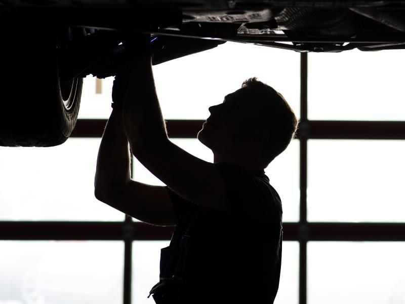 Mechaniker-Lehrling bei der Arbeit