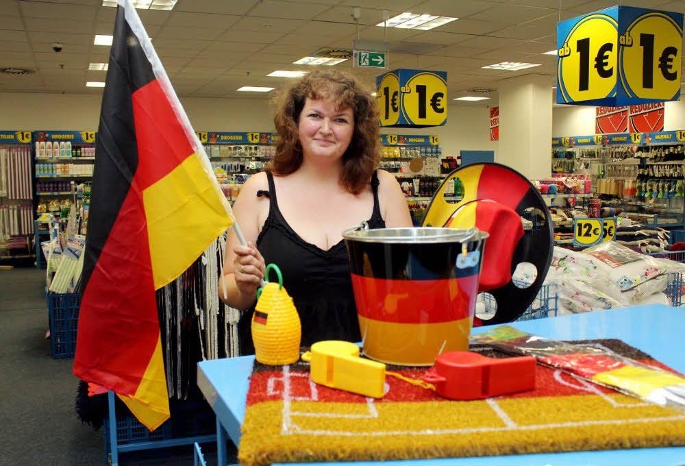 Bei Tedi in der Innenstadt werden Fußballfans noch fündig, wie Verkäuferin Nicole Hartmann zeigt.