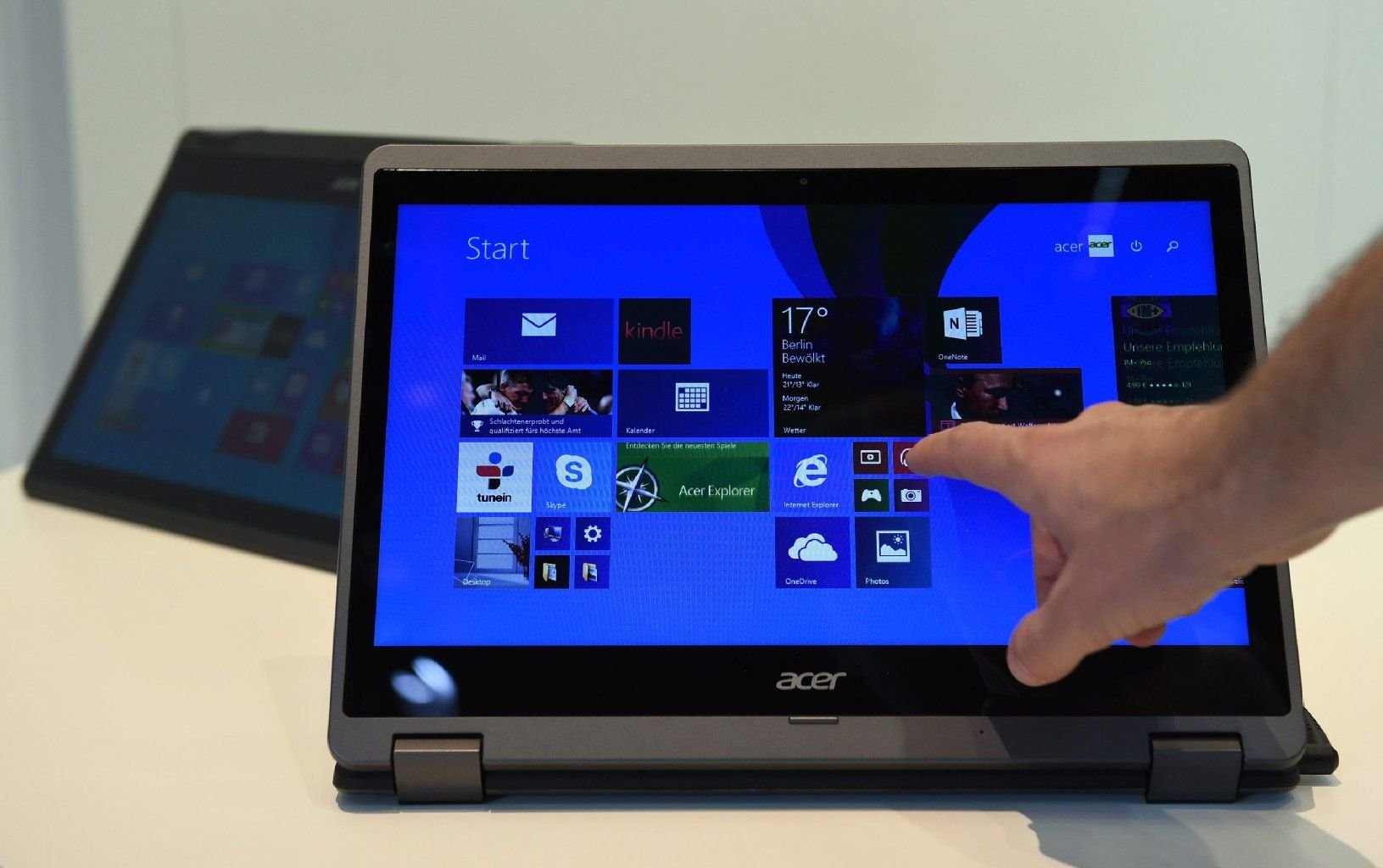 Convertibles, also kleine Notebooks, die sich durch Umklappen des Bildschirms in ein Tablet verwandeln (hier das Acer Aspire R14), sind für manche Nutzer ein Kompromiss. In der Regel sind sie aber leistungsschwächer als Notebooks und dabei weniger mobil als ein Tablet.