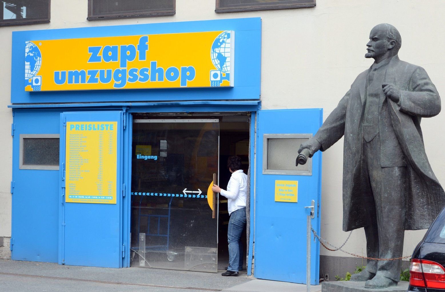 Eine Lenin-Figur steht in Berlin-Kreuzberg auf dem Hof des Umzugsunternehmens Zapf in der Köpenicker Straße. (Archivbild)