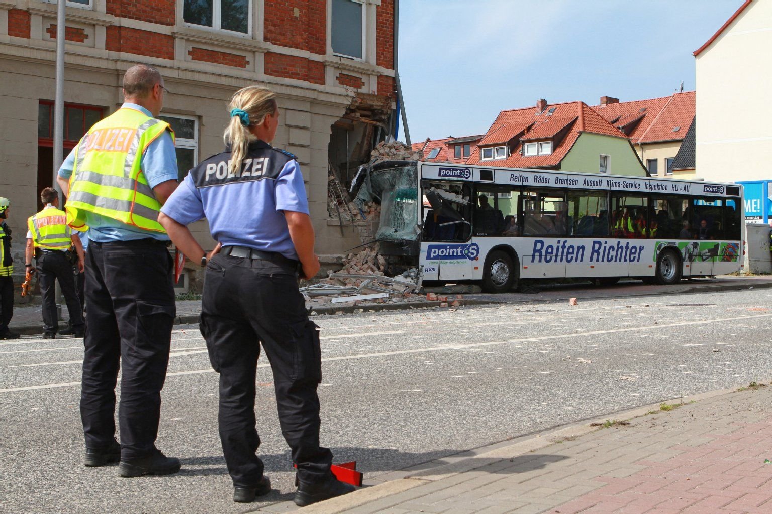 Bei dem Unglück in Halberstadt verlor der Fahrer des Linienbusses das Leben. Sieben Fahrgäste wurden verletzt.