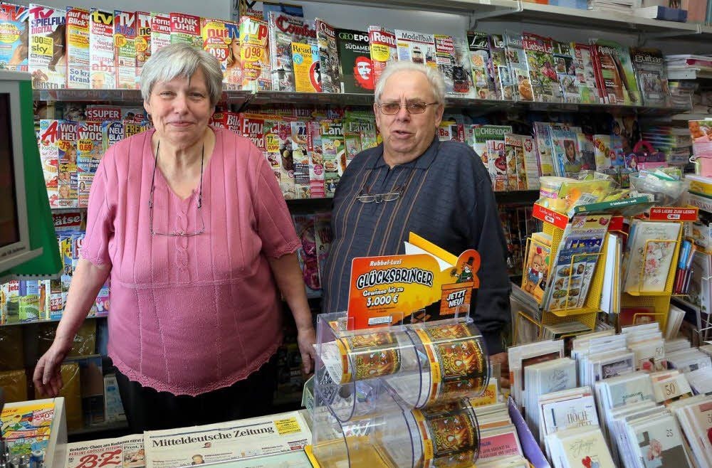 Christina und Dieter Uhde (gr. Bild) machen ihren Zeitungsladen zu, einen Nachfolger gibt es nicht. Bereits dicht ist die Holzdorfer „Bauernstube“. Immerhin, das Restaurant am Bahnübergang existiert noch.