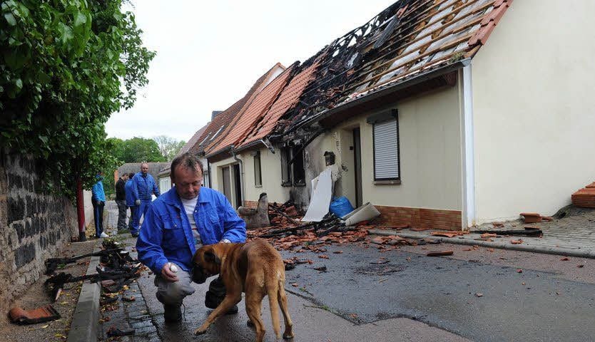 Am 9. Mai 2014: Fred Heinecke mit Hündin Tara vor dem zerstörten Haus in Mansfeld. Die Hündin rettete sein Leben.